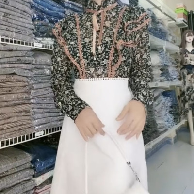 Đầm hoa nhí giả set váy áo hai mảnh.