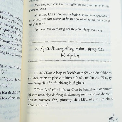 Sách - Thế Giới Này Vẫn Lặng Lẽ Yêu Thương Bạn - 41 Vitamin Hạnh Phúc Tặng Bạn Mỗi Ngày
