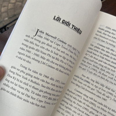 ĐỢI BỌN MỌI – John Maxwell Coetzee (Tác giả đoạt Giải Nobel Văn chương 2003) – Crimson Mai và Phương Văn dịch – Bách Việt Books – NXB Lao Động (Bìa mềm) 