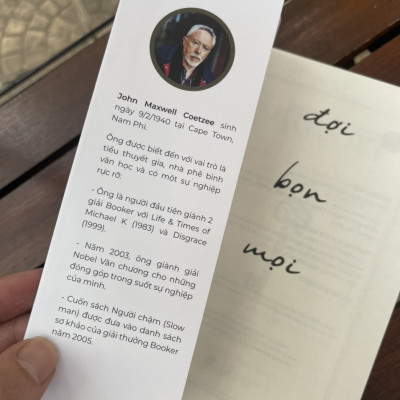 ĐỢI BỌN MỌI – John Maxwell Coetzee (Tác giả đoạt Giải Nobel Văn chương 2003) – Crimson Mai và Phương Văn dịch – Bách Việt Books – NXB Lao Động (Bìa mềm) 