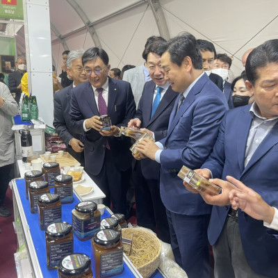 Combo 1 Hũ Mật Ong Cà Phê Jade Mountain Kết Tinh Tự Nhiên 380ml Và 1 Mật Ong Bánh Tổ Jade Mountain 500gr Nguyên Miếng Ngọt Nhẹ