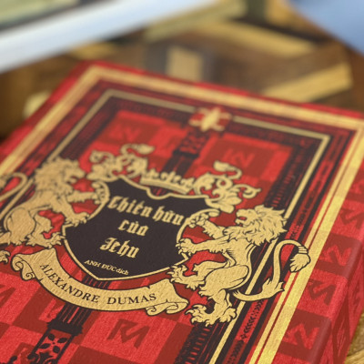 (Bìa lụa tơ tằm in 150 cuốn, tặng 1 bookmark và 1 postcard) – CHIẾN HỮU CỦA JEHU – Alexandre Dumas – Anh Đức - Phuc Minh Books – NXB Văn Học