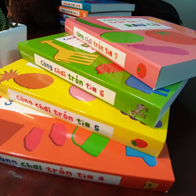 Combo 4 cuốn Ehon Nhật Bản Cùng chơi trốn tìm 4 Trang phục, Cùng chơi trốn tìm 5 Trái cây, Cùng chơi trốn tìm 6 Động vật, Cùng chơi trốn tìm 7 Rau củ