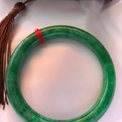 CHIẾC VÒNG TAY ĐÁ CẨM THẠCH ĐẬU LÝ SIZE 54MM MÀU XANH LÁ BÔNG ĐẸP ĐẸP Ạ NỮ CÂN NẶNG TẦM 52KG - 62KG