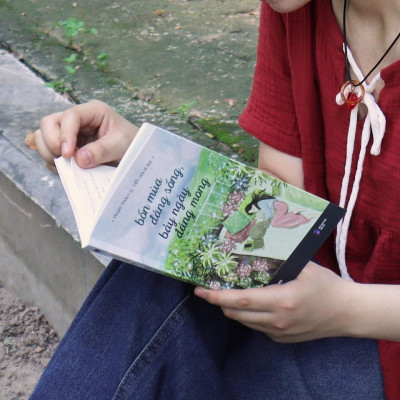 Sách - Bốn Mùa Đáng Sống, Bảy Ngày Đáng Mong - AZ Việt Nam