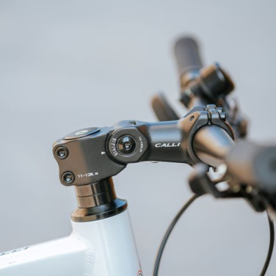 Xe đạp thể thao CALLI H3000 Khung nhôm cao cấp, tem phản quang 