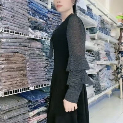 Đầm xoè tiểu thư tay dài ôm tầng kết hợp cổ nơ lịch thiệp họa tiết chấm bi nhí xinh xắn.