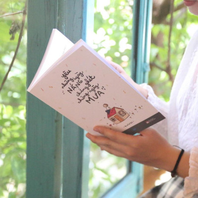 Sách - Yêu Những Ngày Nắng Chẳng Ghét Những Ngày Mưa - AZ Việt Nam