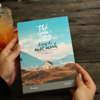 Sách - Thế Giới Rộng Lớn Đừng Đi Một Mình - AZ Việt Nam